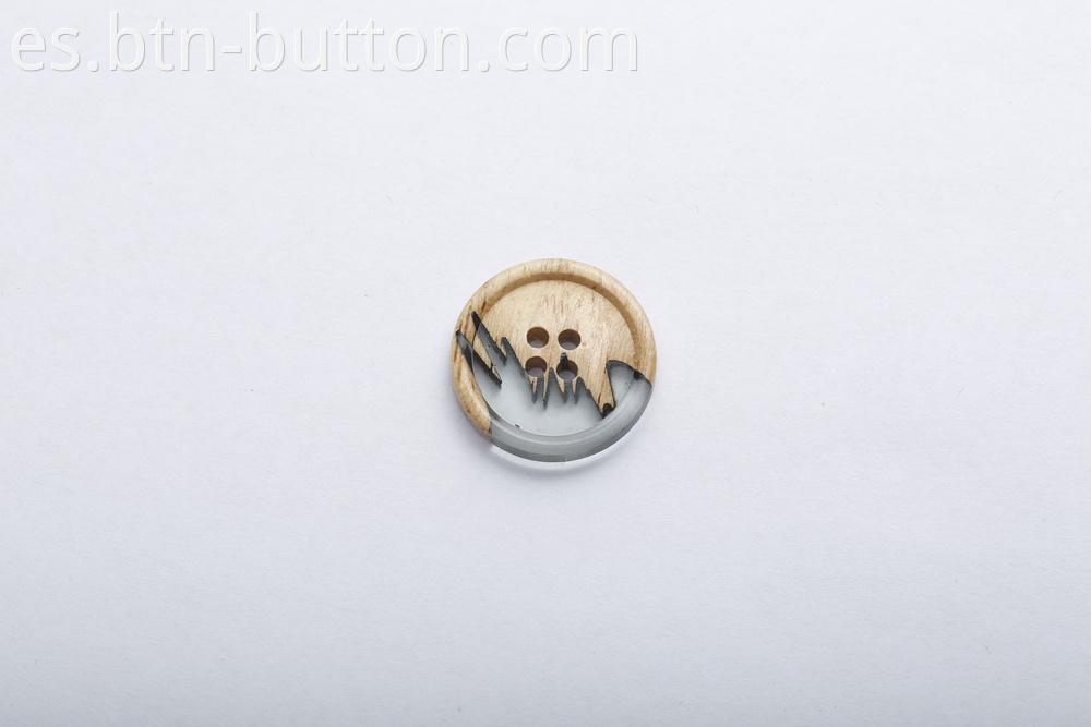 Round four-hole wooden buttons